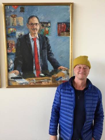 Alex Zwalen, der Maler, vor seinem Portrait von Regierungsratspräsident Mario Fehr